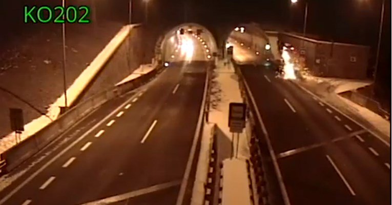 Filmska scena na autocesti: Tip zaspao u BMW-u i zabio se u krov tunela
