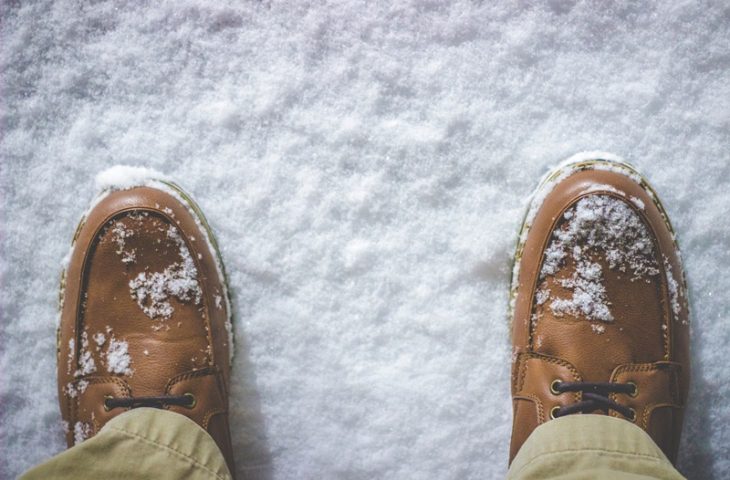 Potrebna je samo obična folija: Kako da noge zimi nikada ne budu hladne (Video)