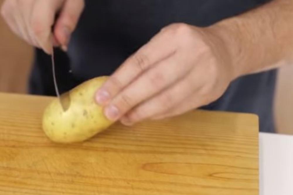 Domaćice, pažnja: Pogledajte kako u jednom potezu skinuti koru sa kuhanog krompira (Video)