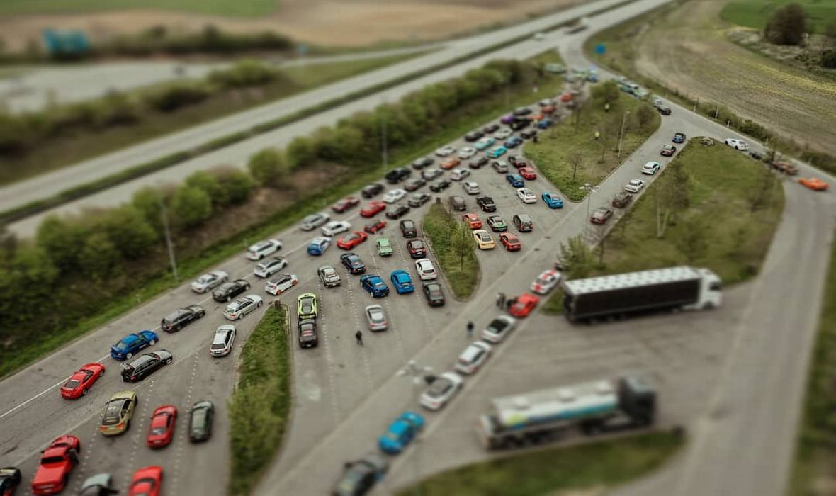 NEMA ŠALE SA NJEMAČKOM POLICIJOM: Čak 107 učesnika cestovnog relija ostalo bez svojih limenih ljubimaca zbog sumnje da su se utrkivali po Autobahnu!