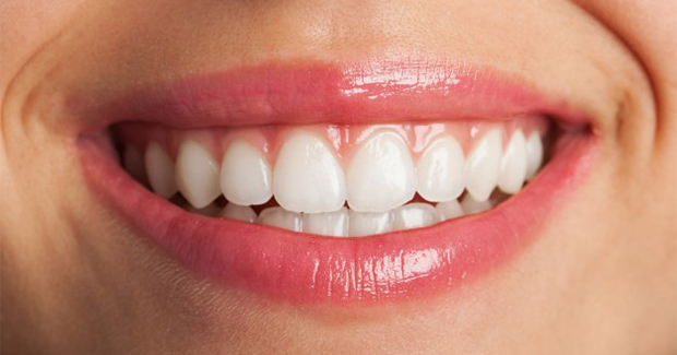 Izbijelite zube uz pomoć aluminijske folije