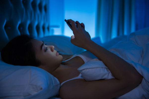 Znate zaspati s mobitelom ili laptopom u rukama? Oprez