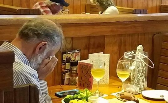 Fotografija čovjeka koji plače za stolom obišla je svijet – Ovo je priča koja stoji iza nje