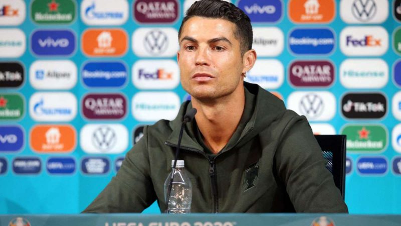 UZMITE VODU –  Cristiano Ronaldo napravio najveću antireklamu za Koka Kolu