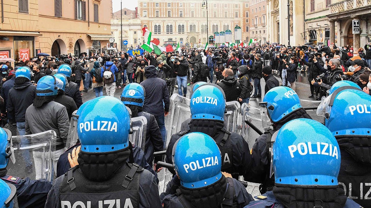 PROTESTI PROTIV PODJELE DRUŠTVA U ITALIJI TRAJU A VLADA PREDSTAVLJA COVID PASOŠ ZA PROFESORE, STUDENTE I PUTNIKE U JAVNOM PREVOZU !