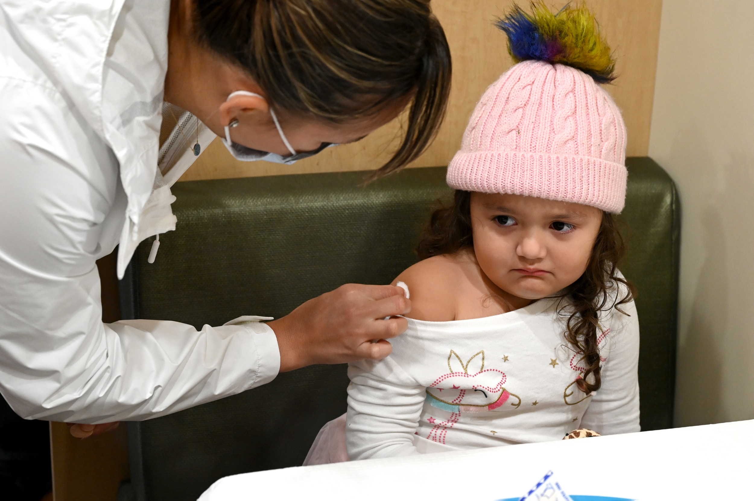 STUDIJA OTKRIVA: Pfizer vakcina je bila samo 12% efikasna protiv PREHLADE kod djece od 5 do 11 godina