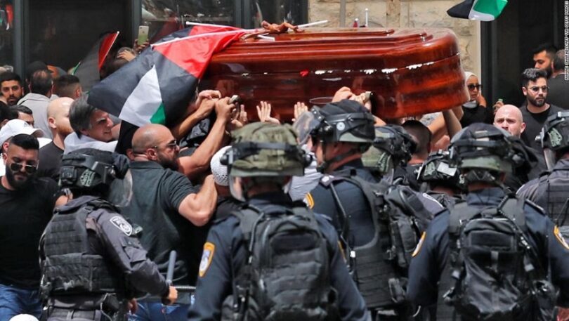 OVO JE VAN PAMETI! Izraelska policija premlaćuje Palestince koji nose kovčeg novinarke koju su isti Izraelci ubili prije nekoliko dana