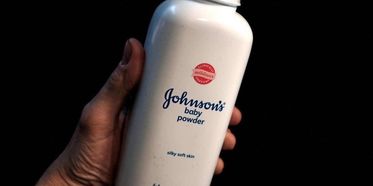 Kompanija Johnson & Johnson obustavlja svjetsku prodaju PUDERA ZA BEBE zbog velikog broja slučajeva RAKA (u zadnjih par godina proizvode i vakcine)