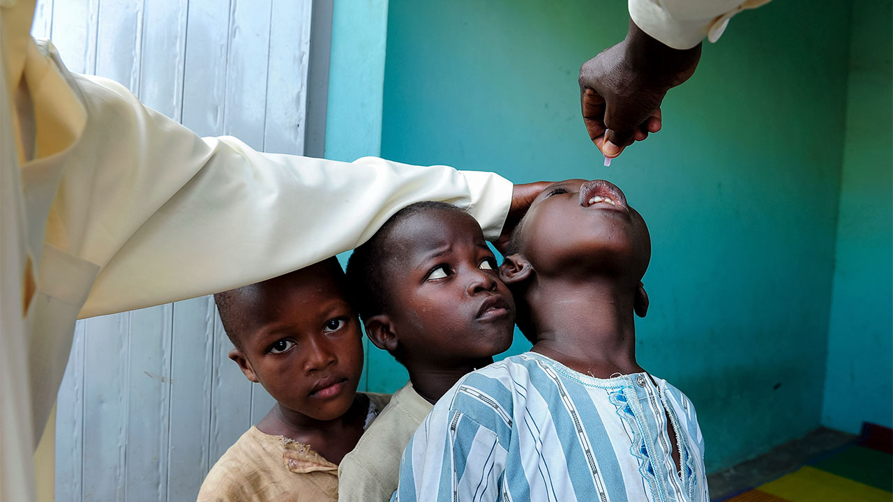 Nova vakcina Bila Gejtsa protiv poliomijelitisa  AFRIČKU DJECU  ostavlja paralizovanom!