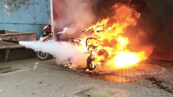 Držite se dalje od električnih bicikala zbog činjenice da eksplodiraju i u nekim slučajevima ubijaju ljude!!!