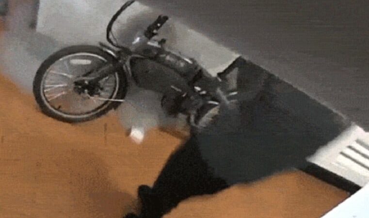 VIDEO: Električni bicikl eksplodirao u zgradi a vlasnik jedva izvukao živu glavu (VIDEO)