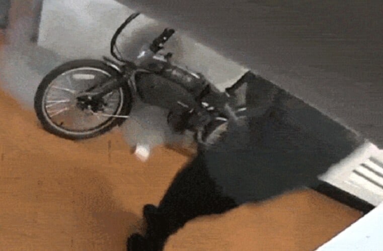 VIDEO: Električni bicikl eksplodirao u zgradi a vlasnik jedva izvukao živu glavu (VIDEO)