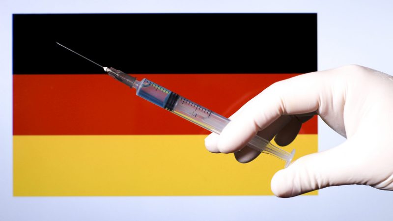 Podaci od 700.000 učesnika ostaju neobrađeni… – Zdravstvene vlasti u Njemačkoj kažu da TEK TREBA DA PROCIJENE štetne nuspojave vakcine za C19 jer ih ima PREVIŠE