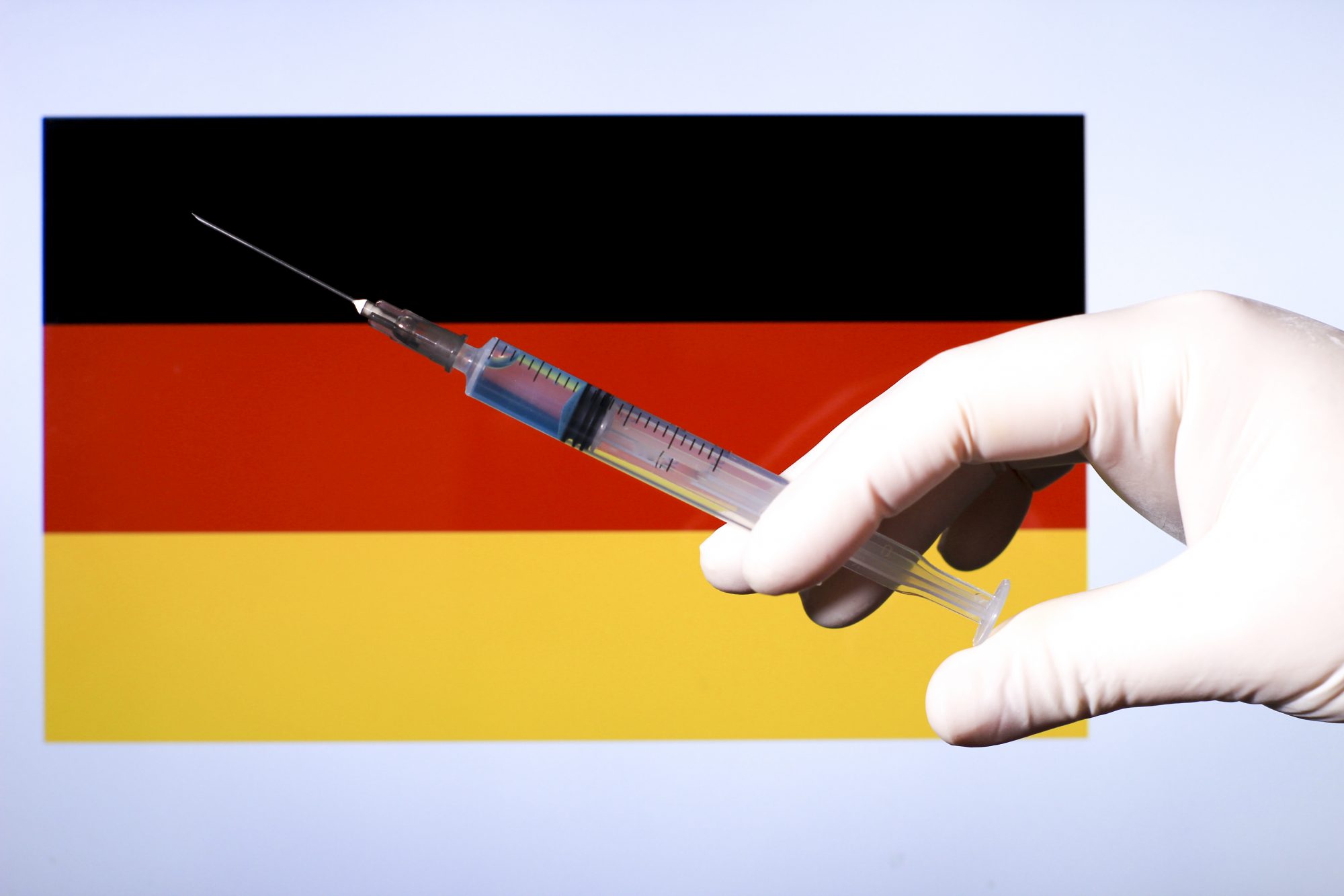 Podaci od 700.000 učesnika ostaju neobrađeni… – Zdravstvene vlasti u Njemačkoj kažu da TEK TREBA DA PROCIJENE štetne nuspojave vakcine za C19 jer ih ima PREVIŠE