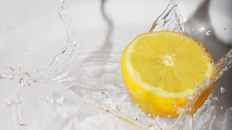 Čaša tople vode s limunom svako jutro: Svi znate za ovaj napitak, ali ne znate koliko je zapravo dobar!