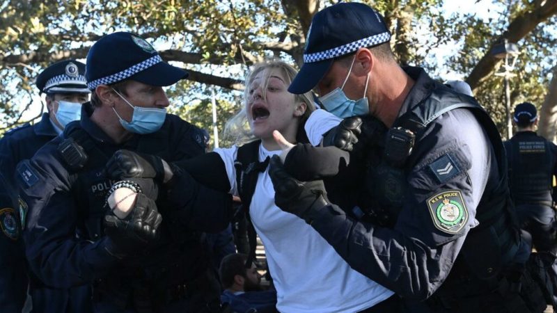 2021: (VIDEO) BRUTALNOST AUSTRALIJSKE POLICIJE KOJA TUČE LJUDE U SUPERMARKETU I NA ULICI ! (VIDEO)