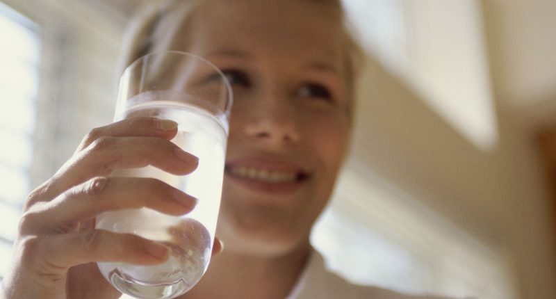 Gesundheitselixier: Ein Glas warmes Salzwasser jeden Morgen entfernt Giftstoffe aus dem Körper!