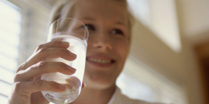 Gesundheitselixier: Ein Glas warmes Salzwasser jeden Morgen entfernt Giftstoffe aus dem Körper!