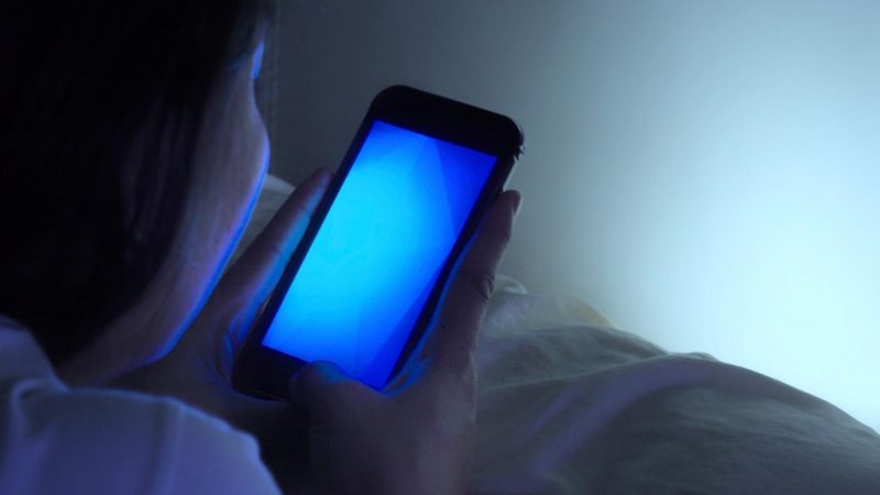 Svjetlosni signal KROZ EKRAN MOBITELA – Uticaj tehnologije na naš mozak i ponašanje